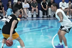 赏心悦目！三篮名将杨皓喆与罗布百分大战 罗布末节爆发101-86胜